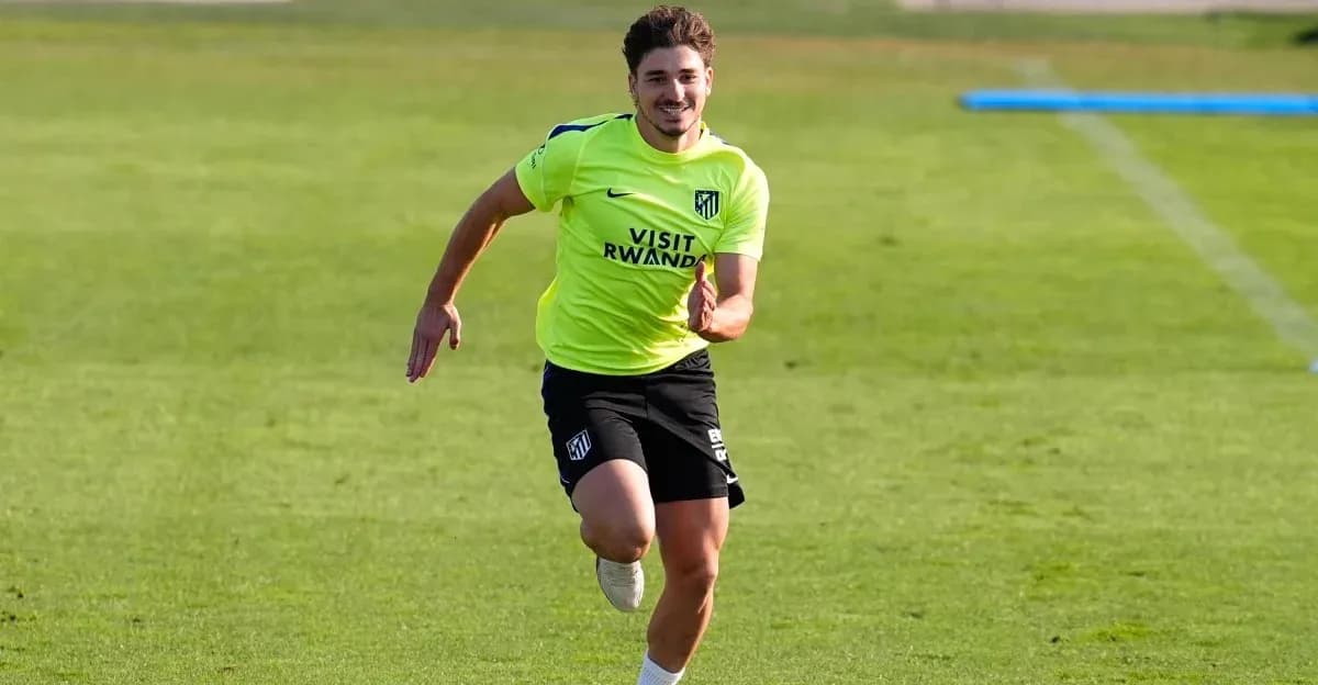 Jugador de Atlético de Madrid corriendo en entrenamiento Jugador de Atlético de Madrid corriendo en entrenamiento