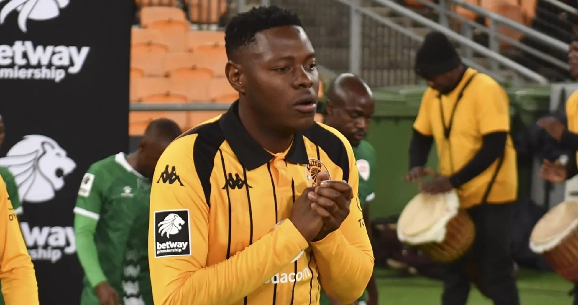 Jugador de Kaizer Chiefs entrando al campo de juego Jugador de Kaizer Chiefs entrando al campo de juego
