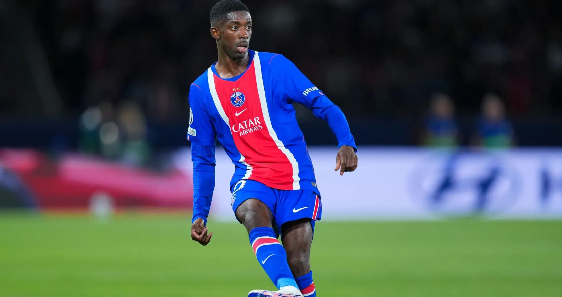 Jugador de PSG en acción durante el partido Jugador de PSG en acción durante el partido