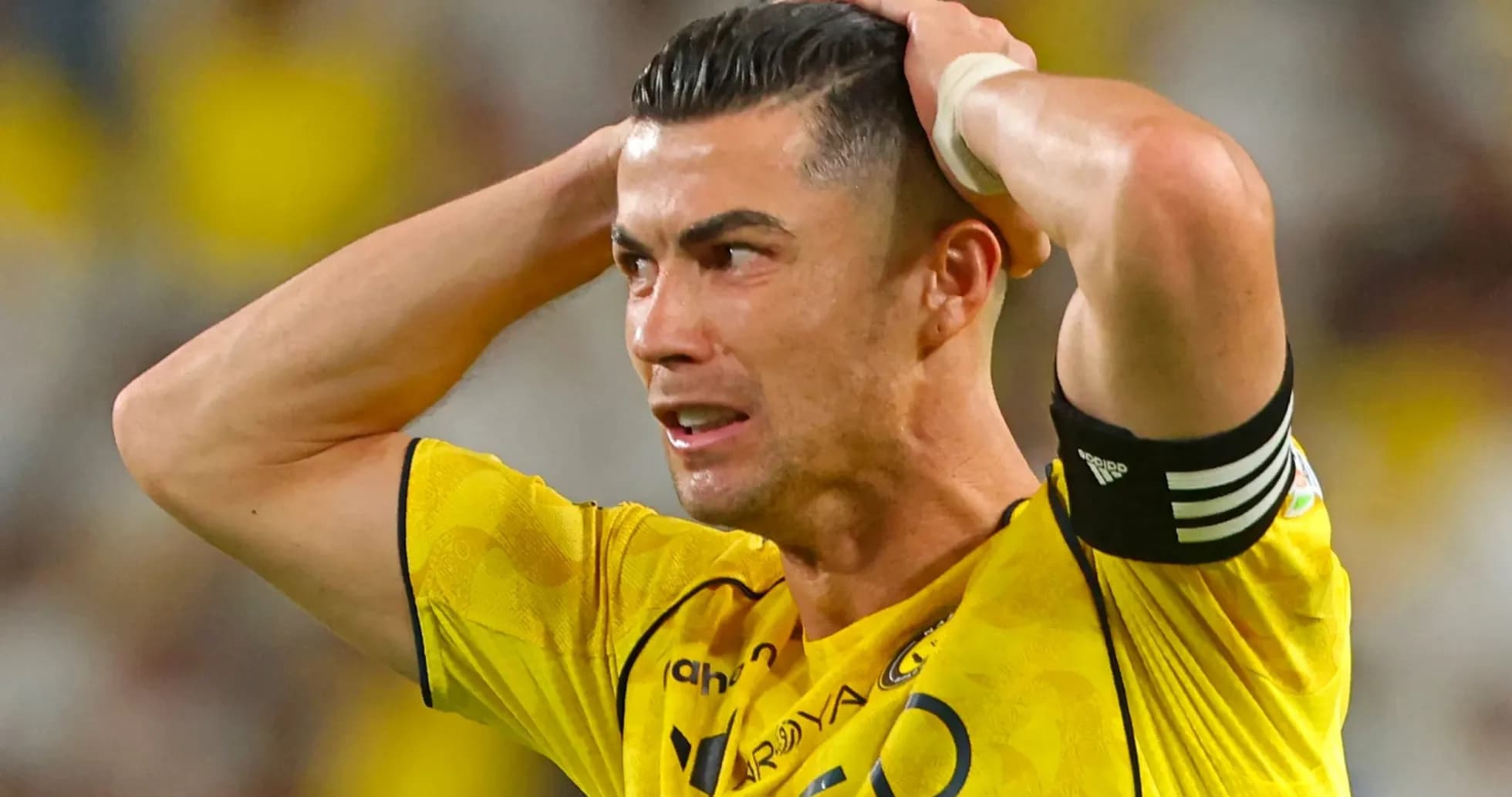 Jugador con camiseta amarilla se agarra la cabeza Jugador con camiseta amarilla se agarra la cabeza
