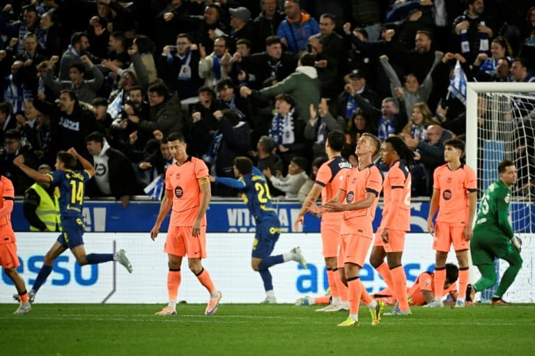 Jugadores de equipo en camiseta rosa tras un gol rival Jugadores de equipo en camiseta rosa tras un gol rival