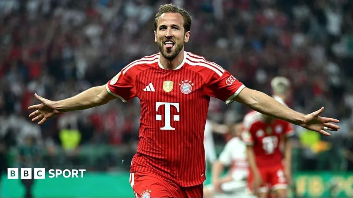 Jugador de Bayern Múnich celebrando un gol en el campo Jugador de Bayern Múnich celebrando un gol en el campo