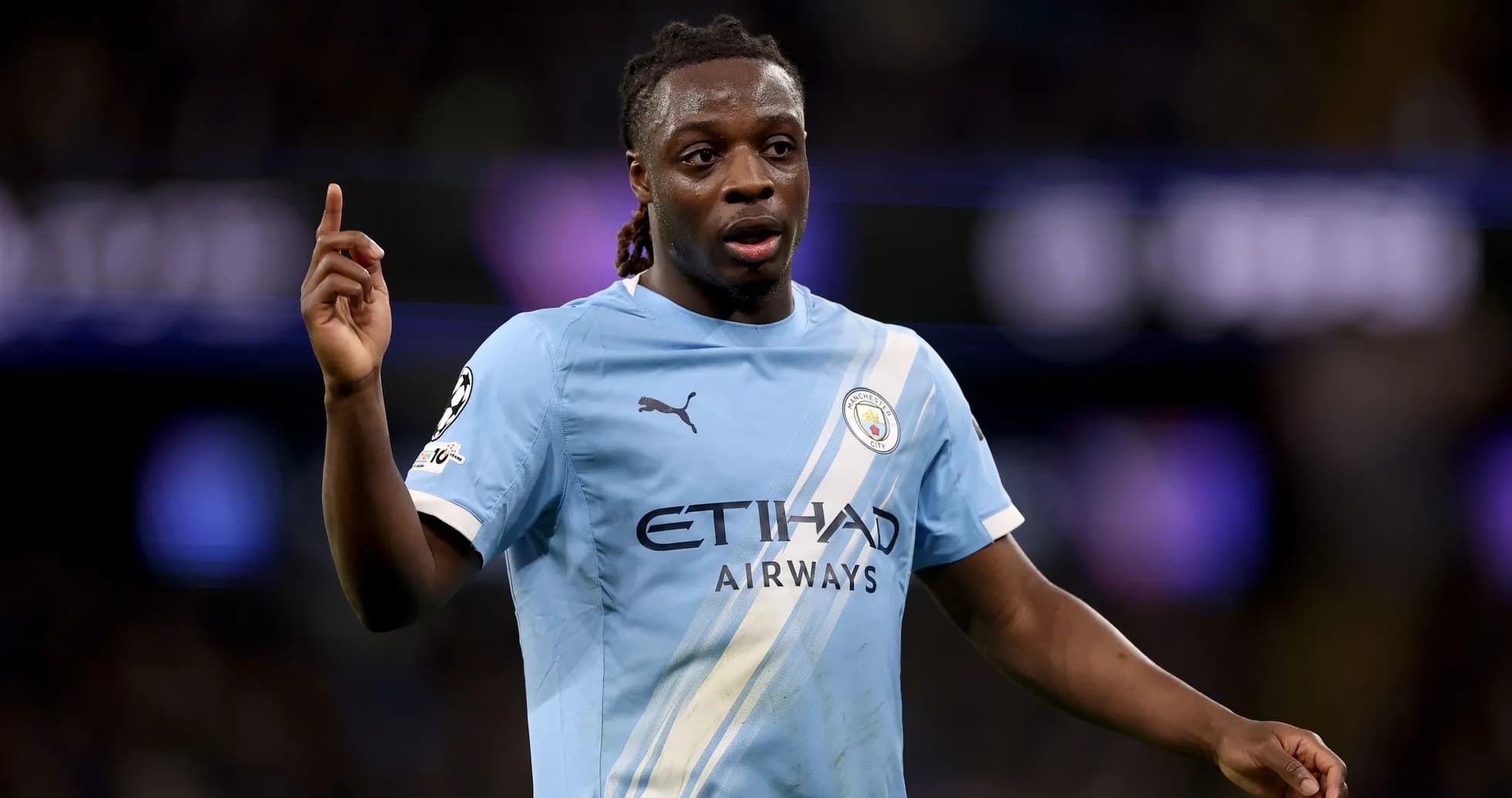 Jugador de Manchester City señalando durante el partido Jugador de Manchester City señalando durante el partido