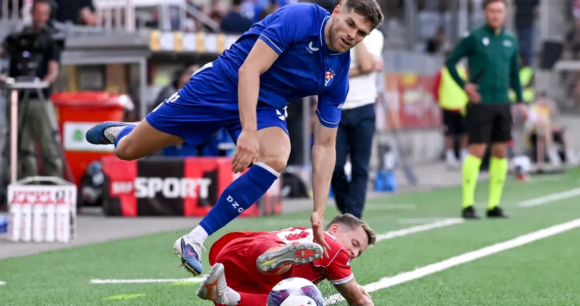 Jugador de Dinamo Zagreb cae sobre rival Jugador de Dinamo Zagreb cae sobre rival