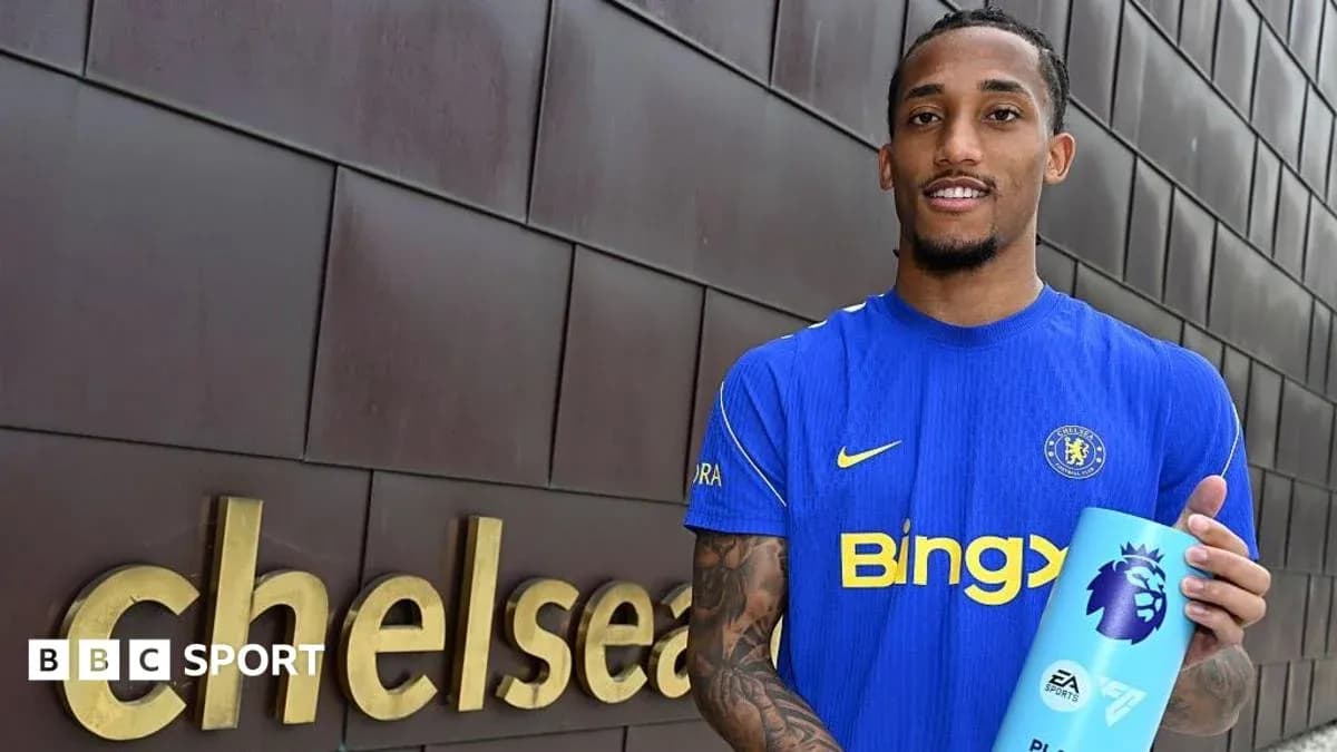 Jugador de Chelsea sosteniendo trofeo de Premier League Jugador de Chelsea sosteniendo trofeo de Premier League