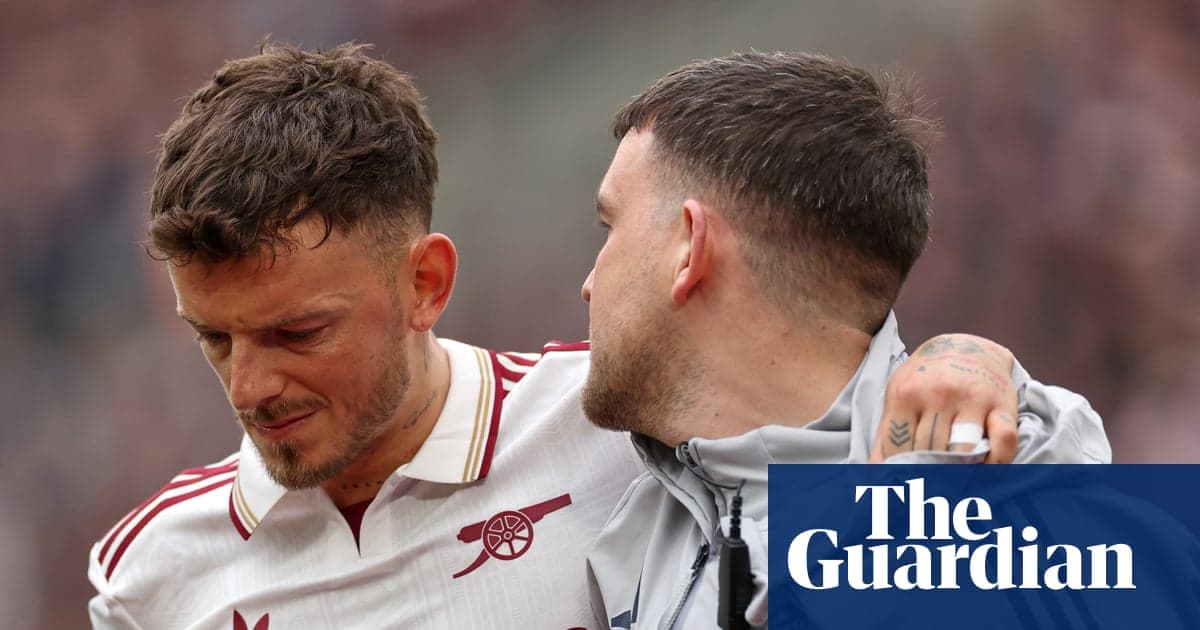 Jugador de Arsenal siendo ayudado tras una lesión Jugador de Arsenal siendo ayudado tras una lesión