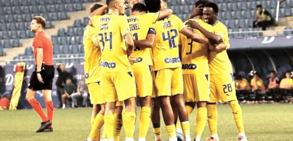 Jugadores de Maccabi Tel Aviv celebrando un gol Jugadores de Maccabi Tel Aviv celebrando un gol