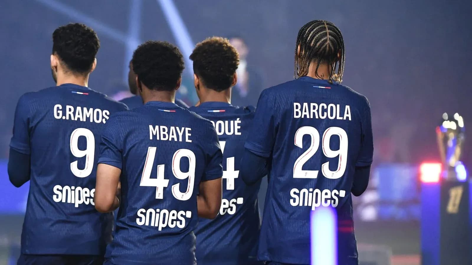 Jugadores de fútbol de espaldas con camisetas numeradas Jugadores de fútbol de espaldas con camisetas numeradas
