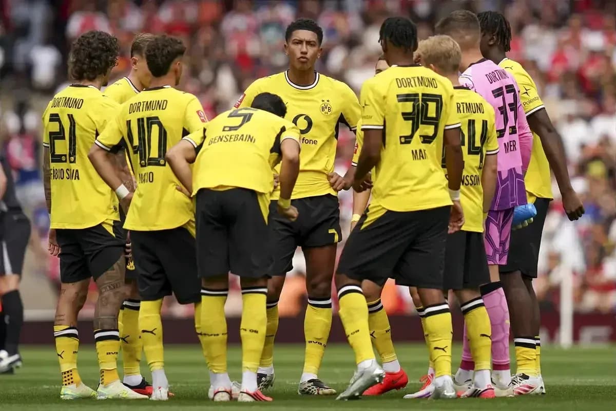 Jugadores del Dortmund en reunión táctica en el campo Jugadores del Dortmund en reunión táctica en el campo