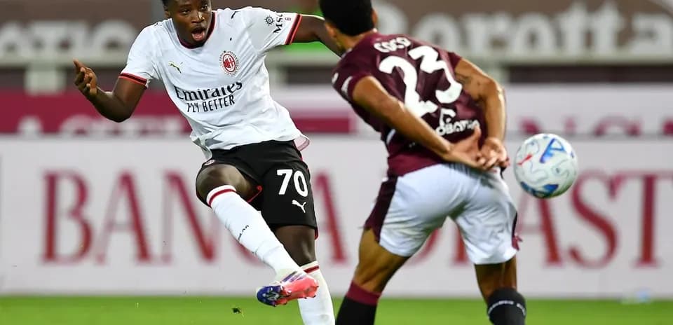 Jugador de AC Milan disparando a puerta Jugador de AC Milan disparando a puerta