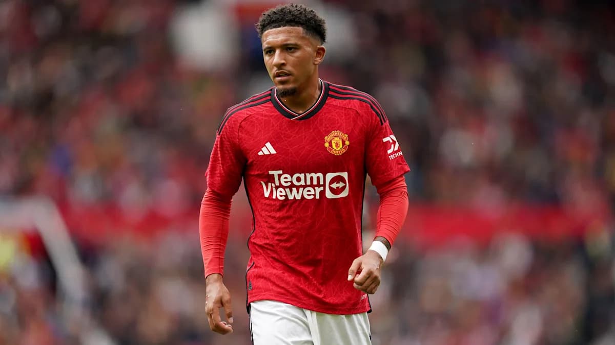 Jugador de Manchester United en acción en el campo Jugador de Manchester United en acción en el campo