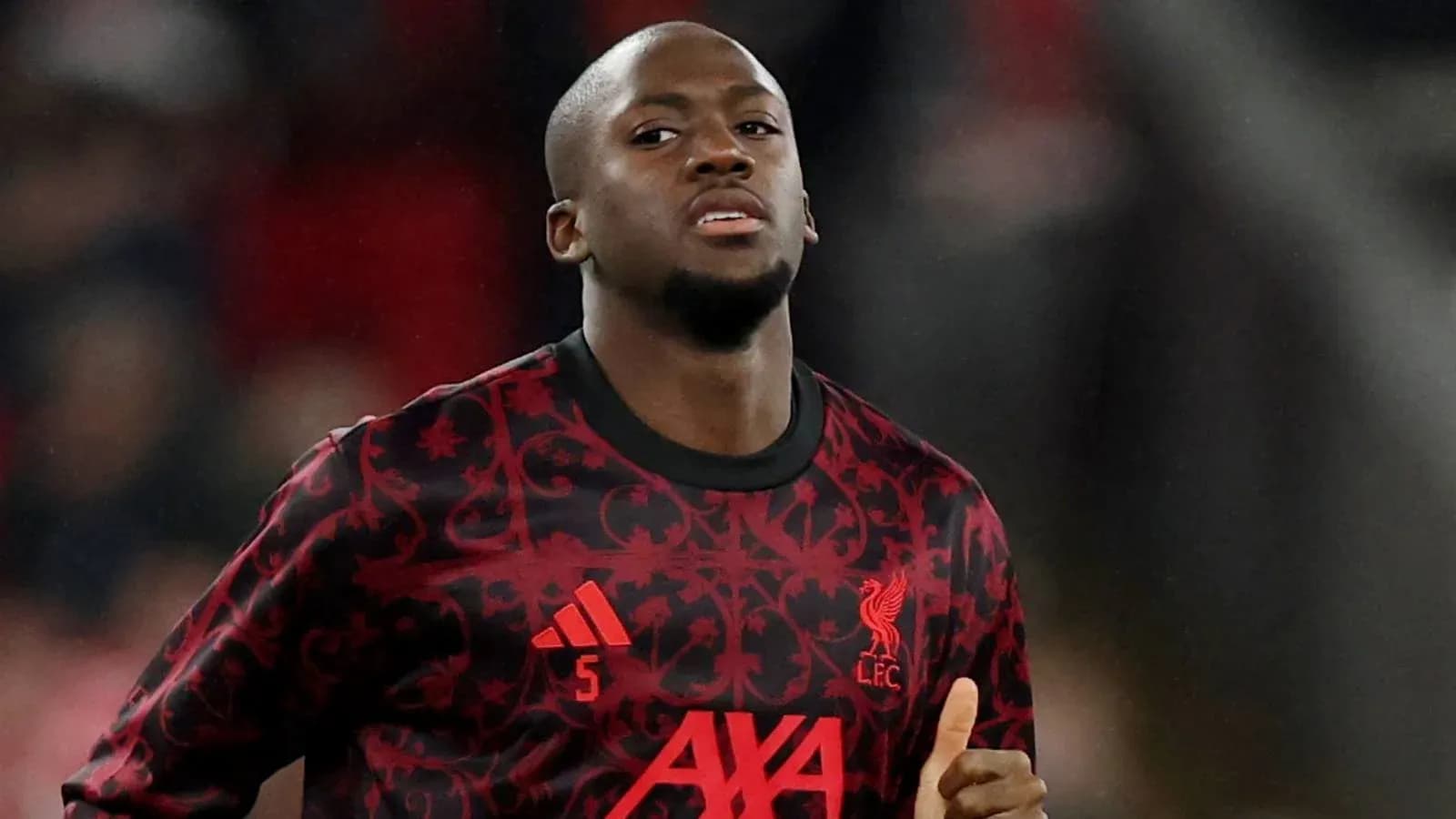Jugador de Liverpool con camiseta de entrenamiento Jugador de Liverpool con camiseta de entrenamiento