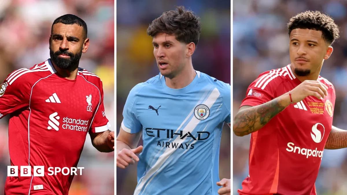 Tres jugadores de fútbol en sus respectivos uniformes Tres jugadores de fútbol en sus respectivos uniformes