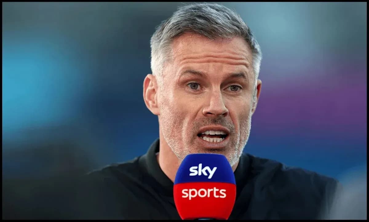 Analista hablando en un micrófono de Sky Sports Analista hablando en un micrófono de Sky Sports