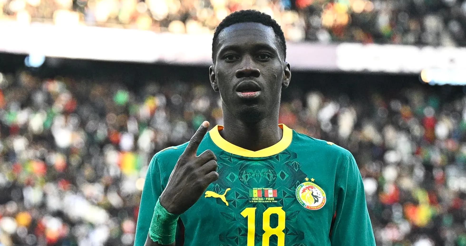 Jugador de Senegal levantando un dedo en celebración Jugador de Senegal levantando un dedo en celebración
