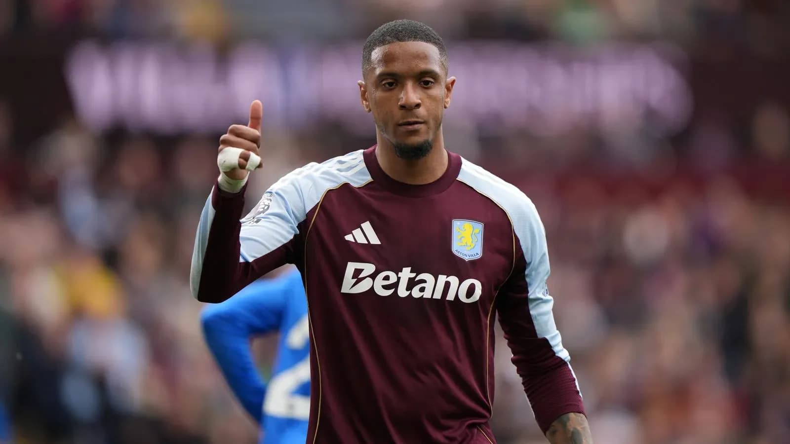 Portero de Aston Villa señalando con pulgar hacia arriba Portero de Aston Villa señalando con pulgar hacia arriba