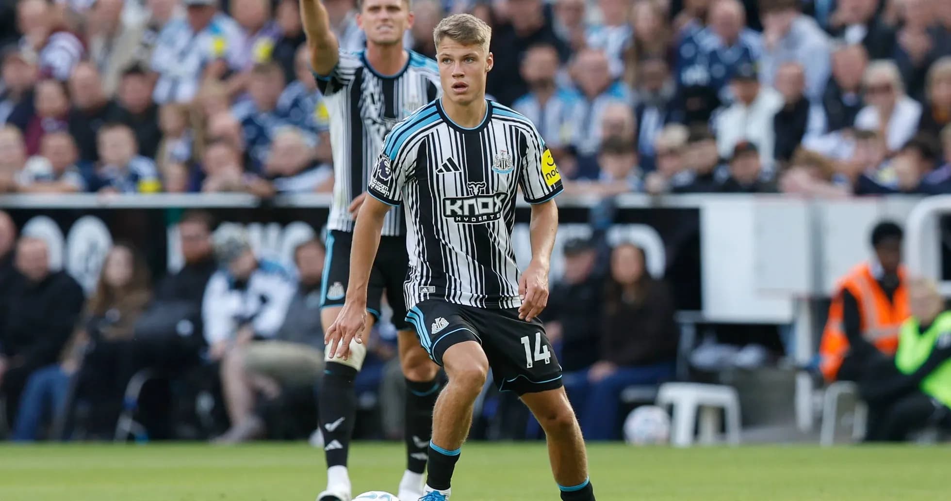 Jugador de Newcastle United controlando el balón en partido Jugador de Newcastle United controlando el balón en partido