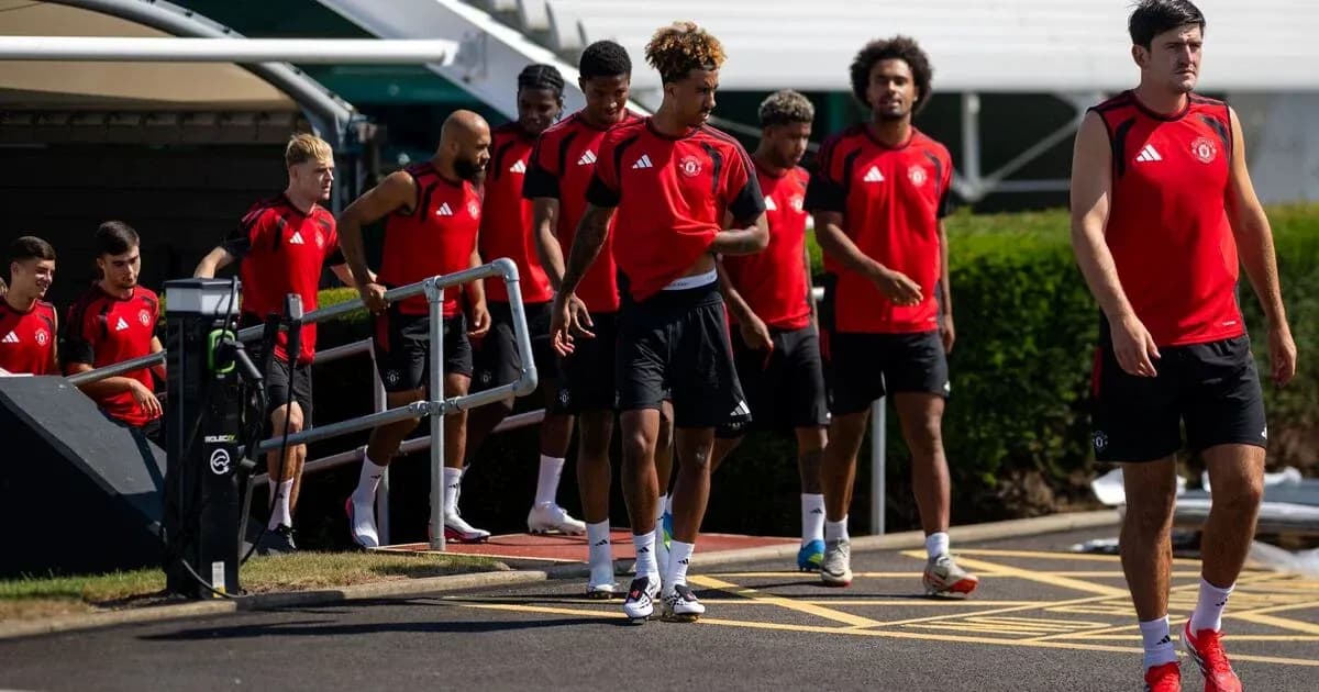 Jugadores de Manchester United llegando a entrenamiento Jugadores de Manchester United llegando a entrenamiento