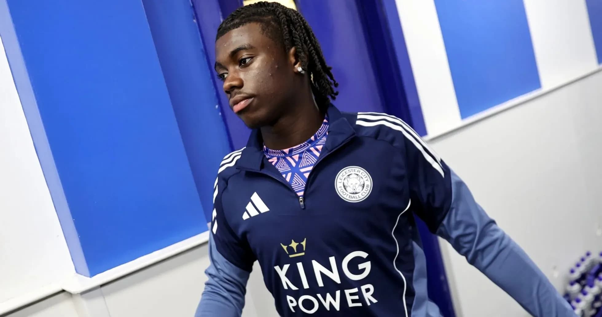 Jugador de Leicester City caminando por vestuario Jugador de Leicester City caminando por vestuario