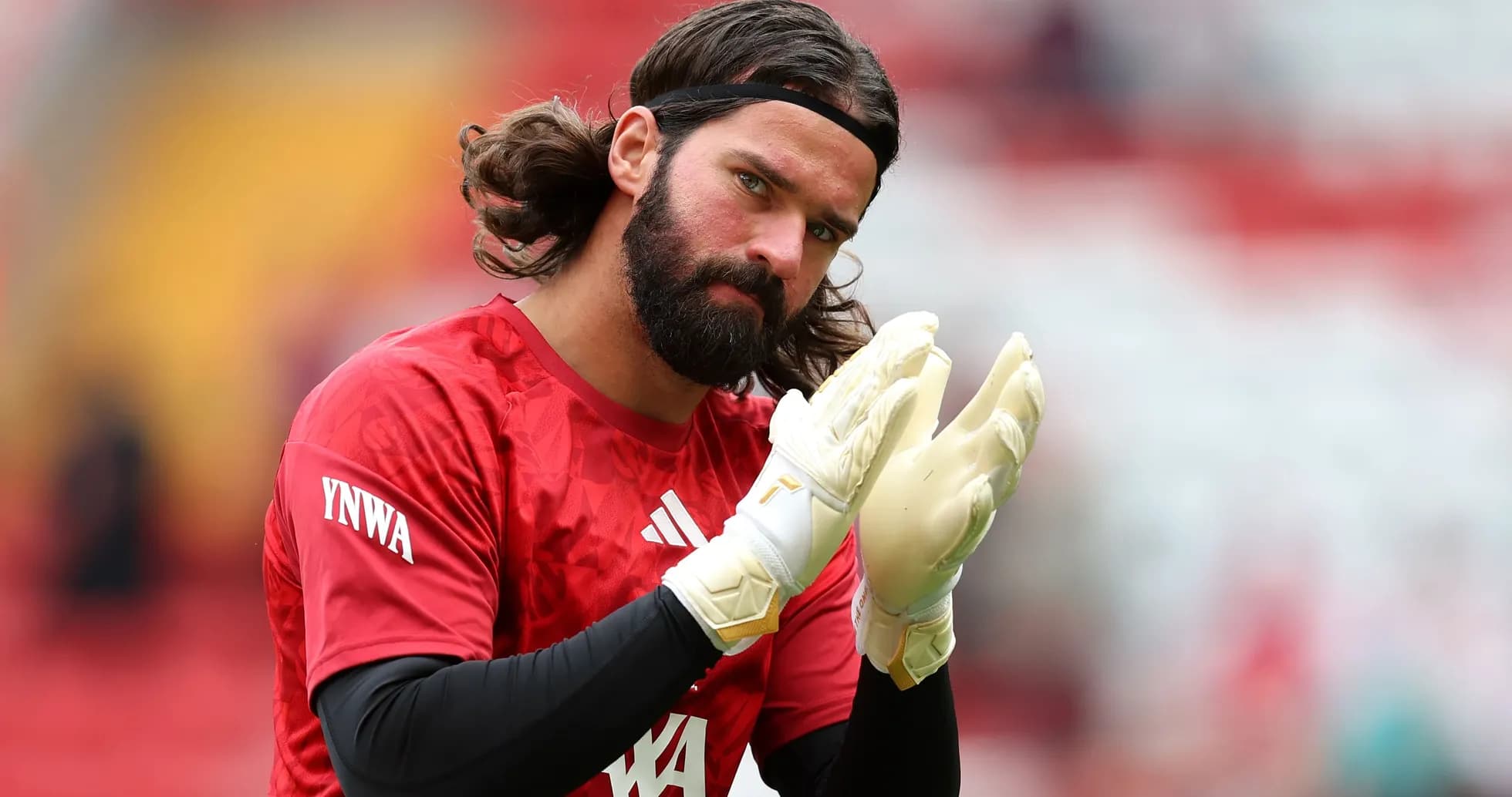 Portero aplaudiendo con guantes durante calentamiento Portero aplaudiendo con guantes durante calentamiento