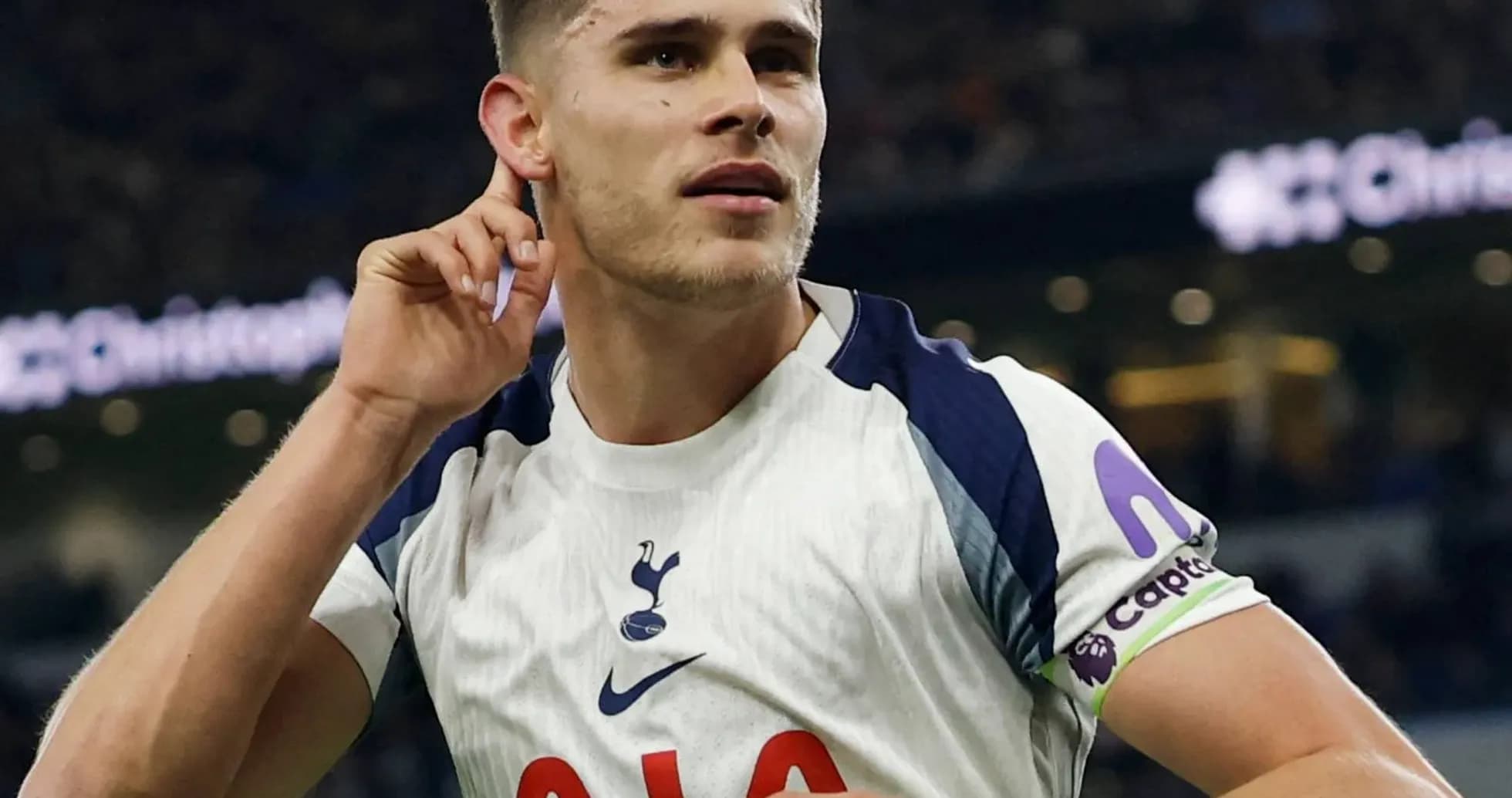 Jugador de Tottenham celebrando un gol Jugador de Tottenham celebrando un gol