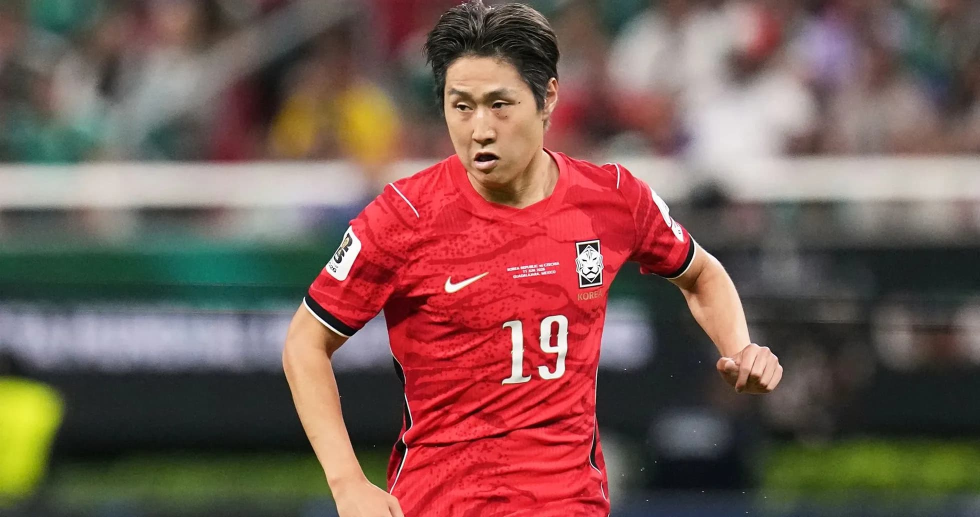 Jugador de Corea del Sur corriendo durante el partido Jugador de Corea del Sur corriendo durante el partido