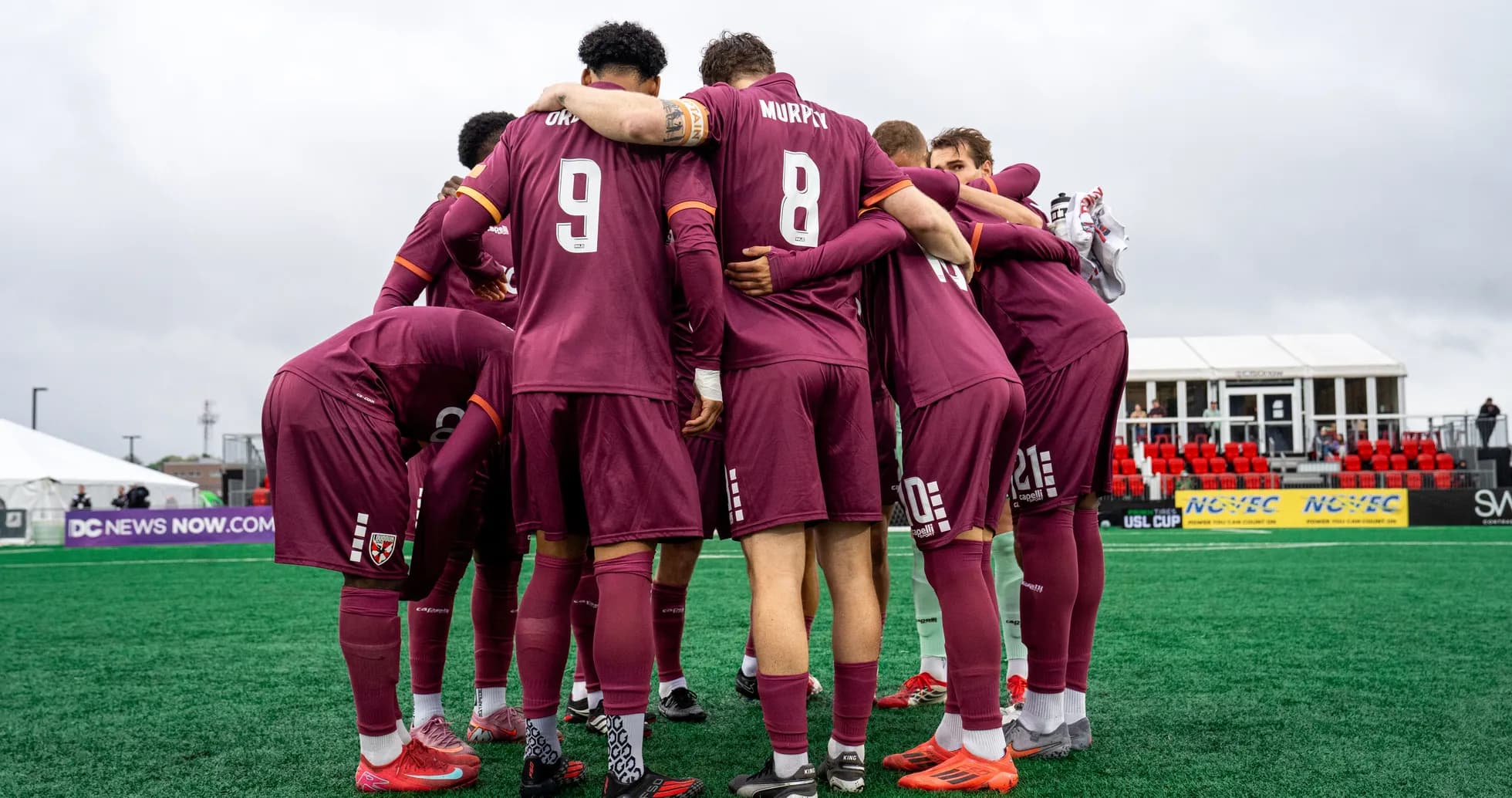 Jugadores de Loudoun United en círculo antes del partido Jugadores de Loudoun United en círculo antes del partido