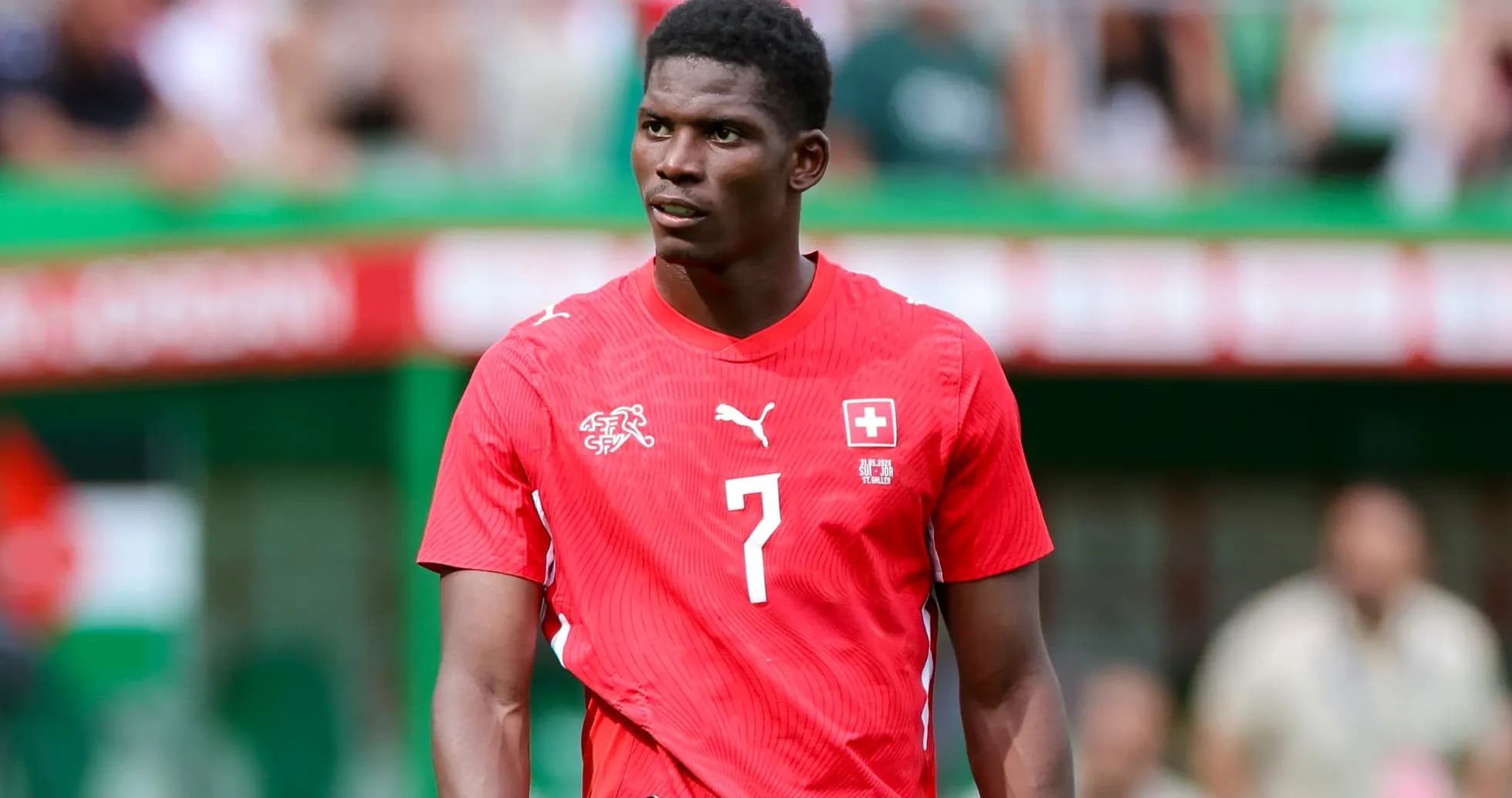 Jugador de Suiza con camiseta roja durante partido Jugador de Suiza con camiseta roja durante partido