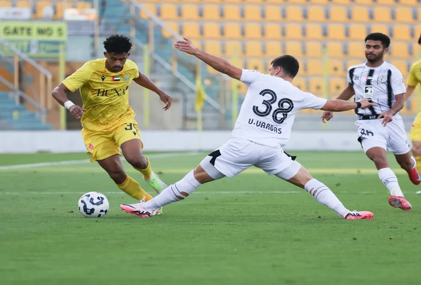 Jugador de Al Wasl U23 driblando a un oponente Jugador de Al Wasl U23 driblando a un oponente