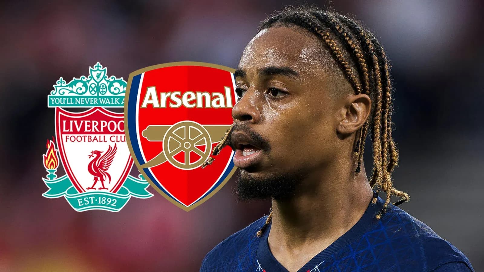 Jugador con trenzas frente a escudos de Liverpool y Arsenal Jugador con trenzas frente a escudos de Liverpool y Arsenal
