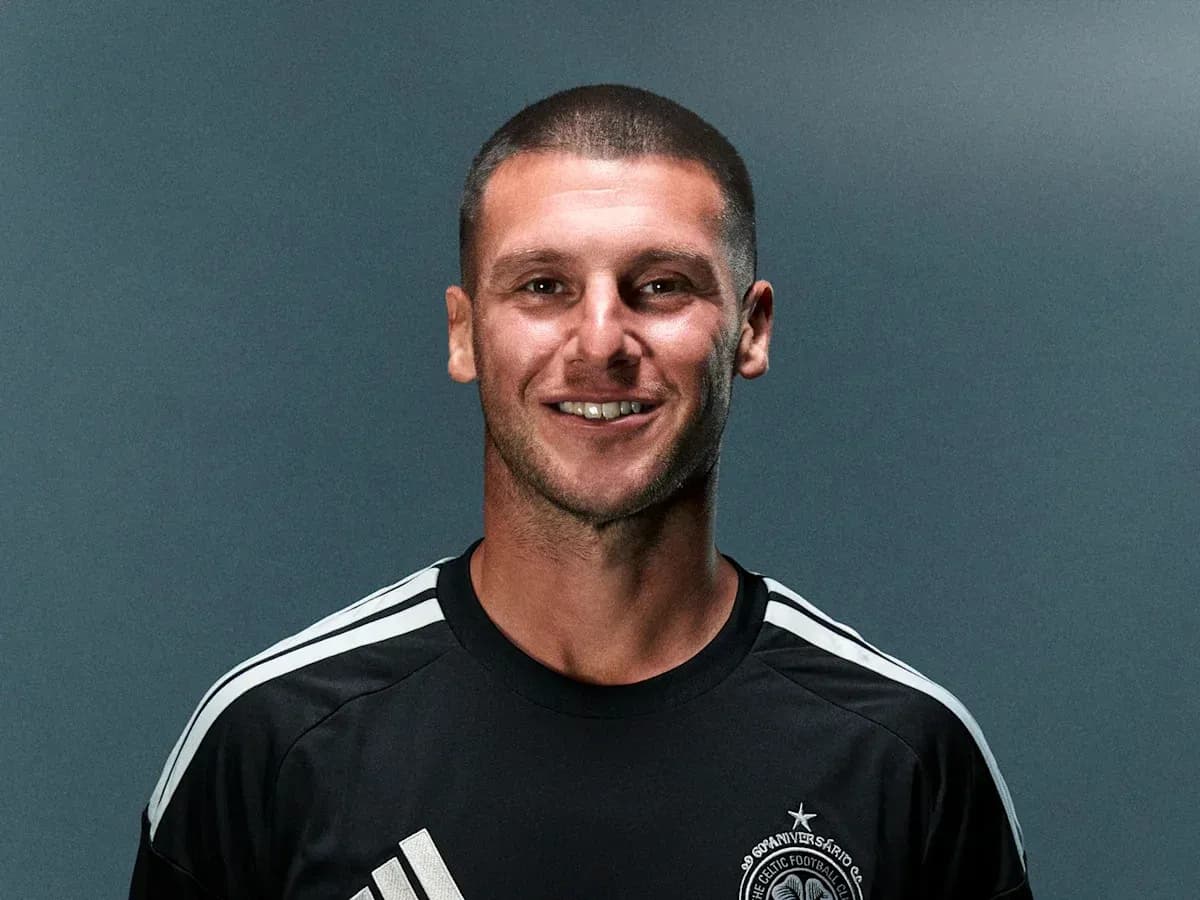 Jugador sonriendo con uniforme negro de fútbol Jugador sonriendo con uniforme negro de fútbol