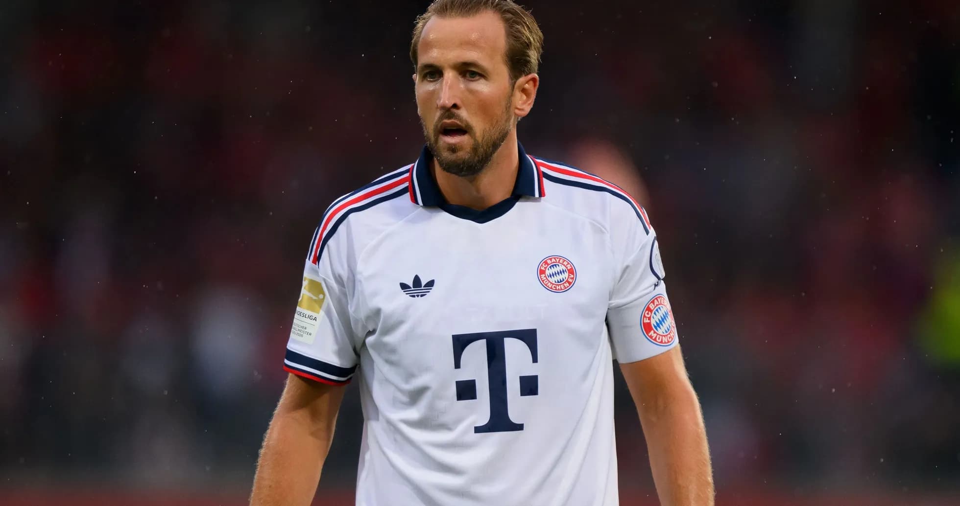 Jugador de Bayern Múnich en el campo de juego Jugador de Bayern Múnich en el campo de juego