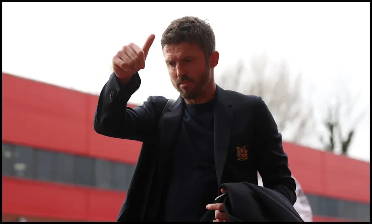 Entrenador saludando con pulgar hacia arriba Entrenador saludando con pulgar hacia arriba