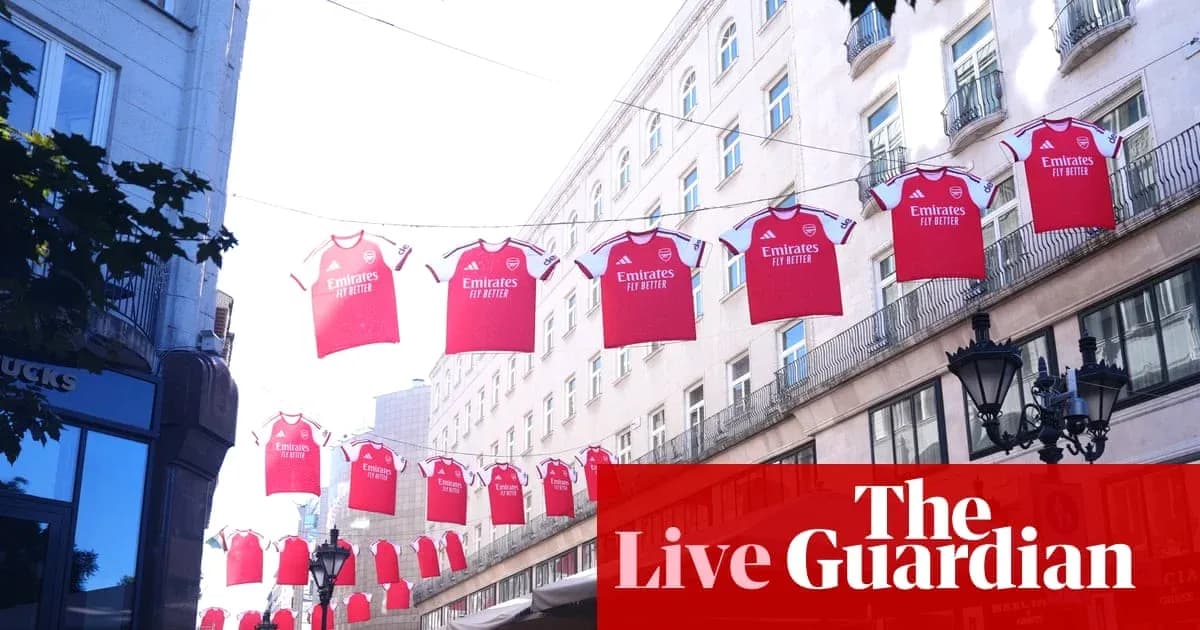 Camisetas de Arsenal colgadas en la calle Camisetas de Arsenal colgadas en la calle