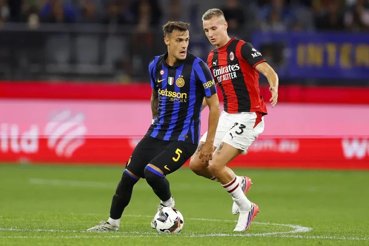 Jugador de Inter y AC Milan compiten por el balón Jugador de Inter y AC Milan compiten por el balón