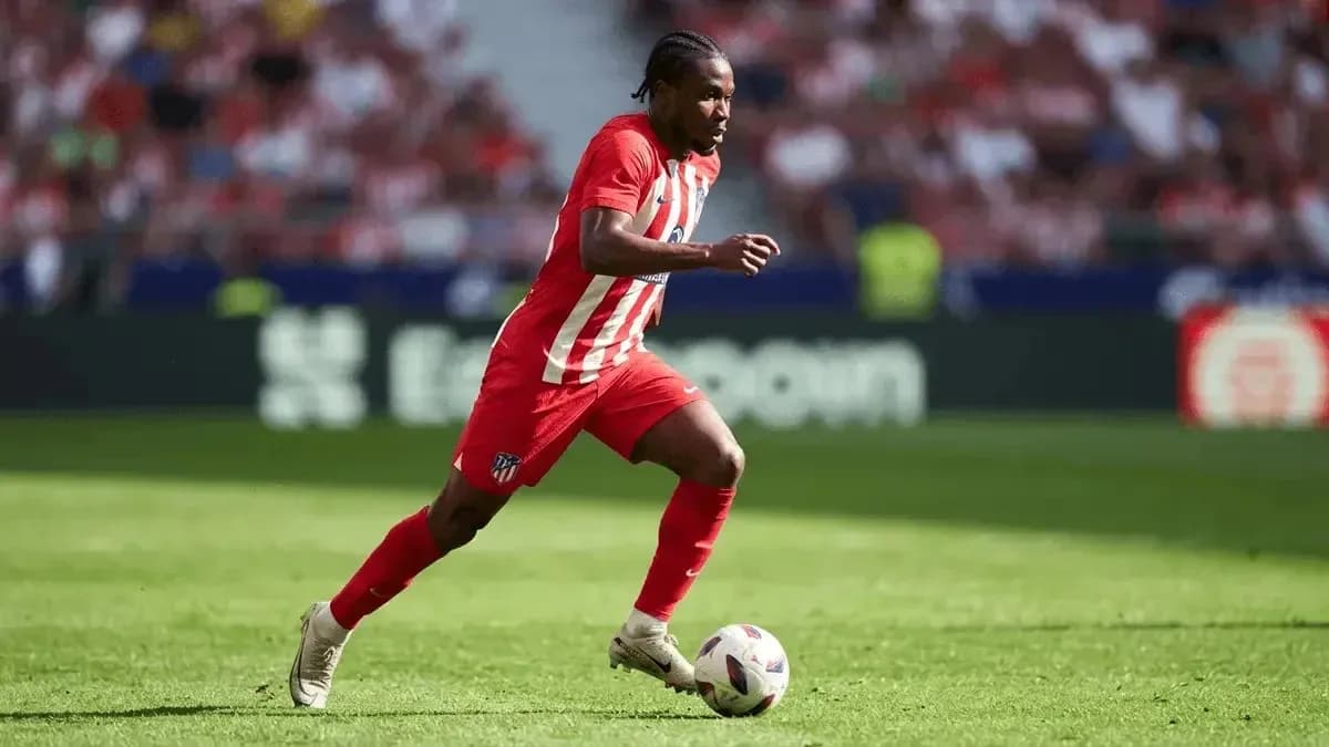 Jugador de Atlético de Madrid corriendo con balón Jugador de Atlético de Madrid corriendo con balón