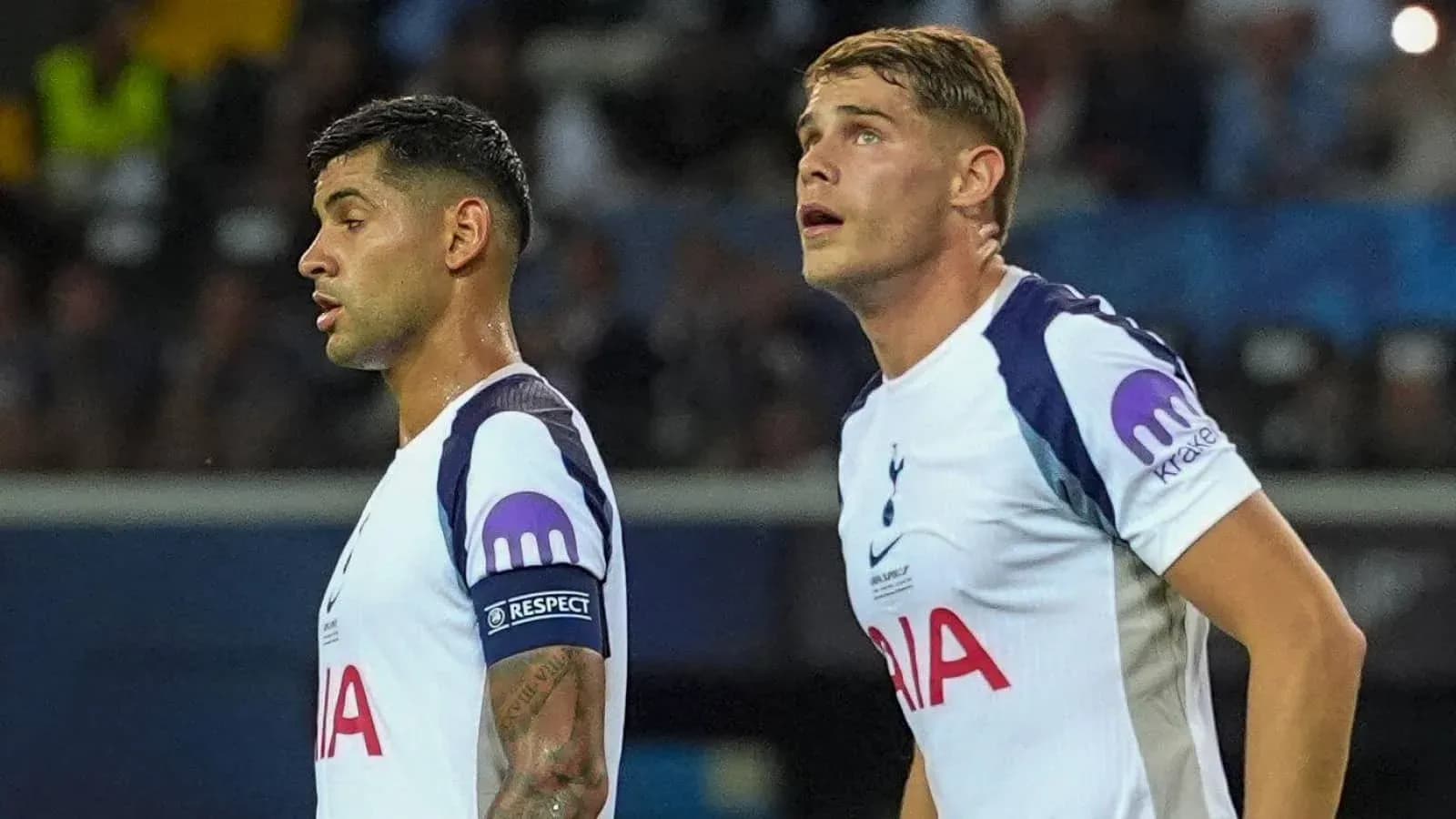 Dos jugadores de Tottenham mirando hacia arriba Dos jugadores de Tottenham mirando hacia arriba