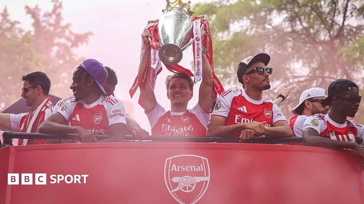 Jugadores de Arsenal celebrando con trofeo de Premier League Jugadores de Arsenal celebrando con trofeo de Premier League