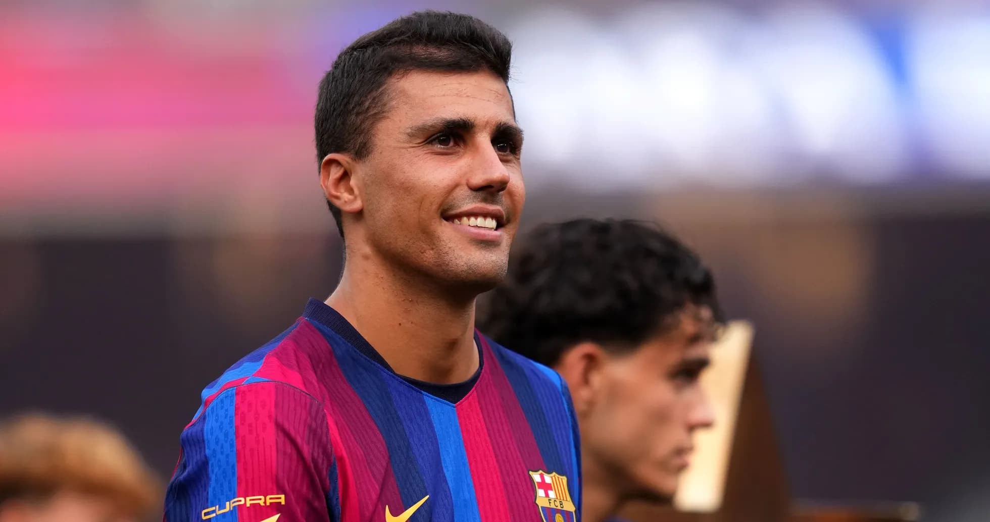 Jugador de Barcelona sonriendo durante ceremonia de trofeo Jugador de Barcelona sonriendo durante ceremonia de trofeo