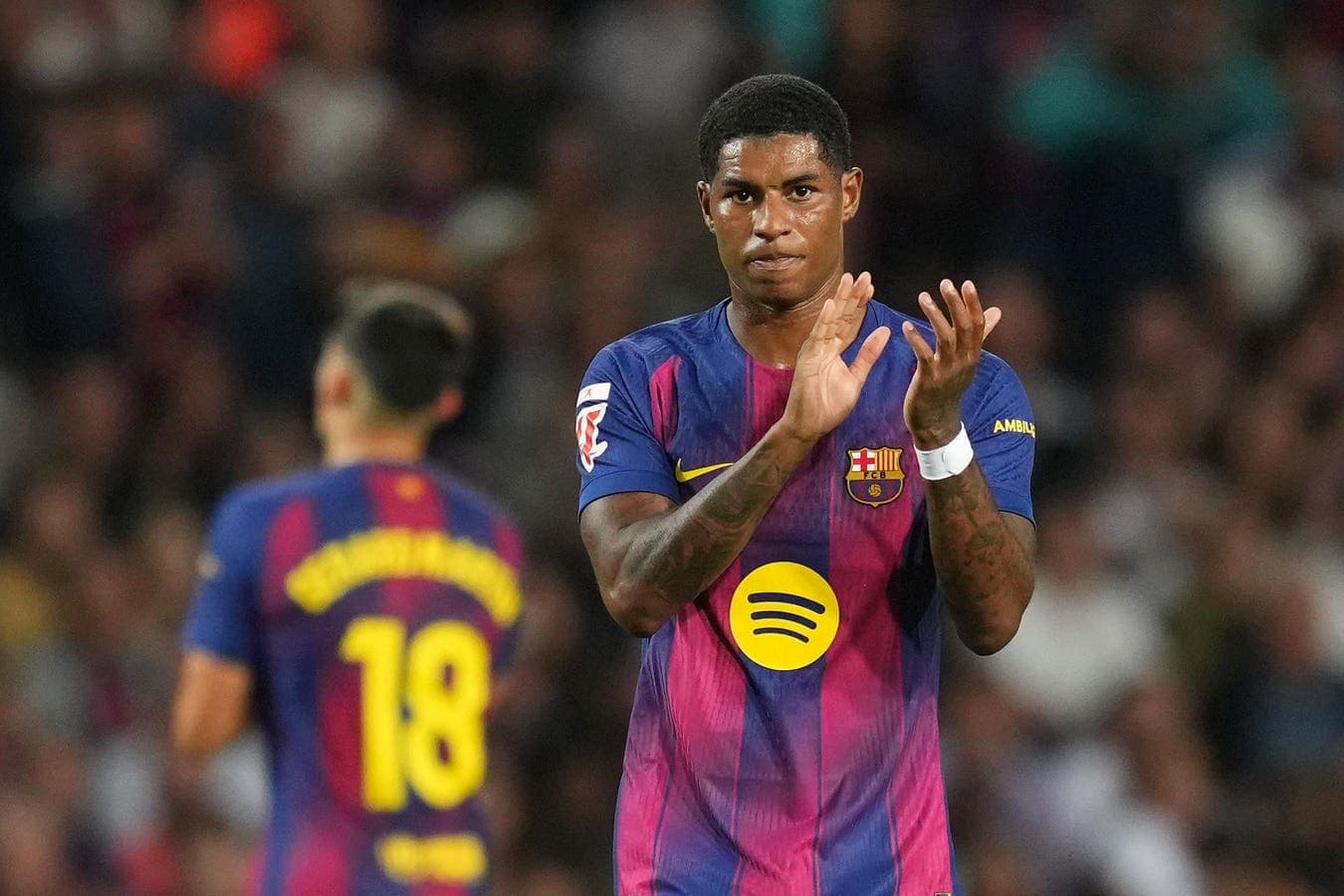 Jugador aplaudiendo en partido de FC Barcelona Jugador aplaudiendo en partido de FC Barcelona