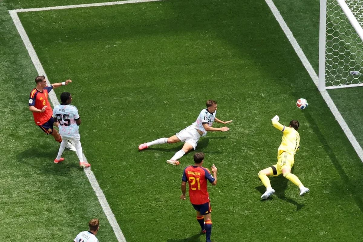 Jugador lanzando el balón hacia la portería Jugador lanzando el balón hacia la portería