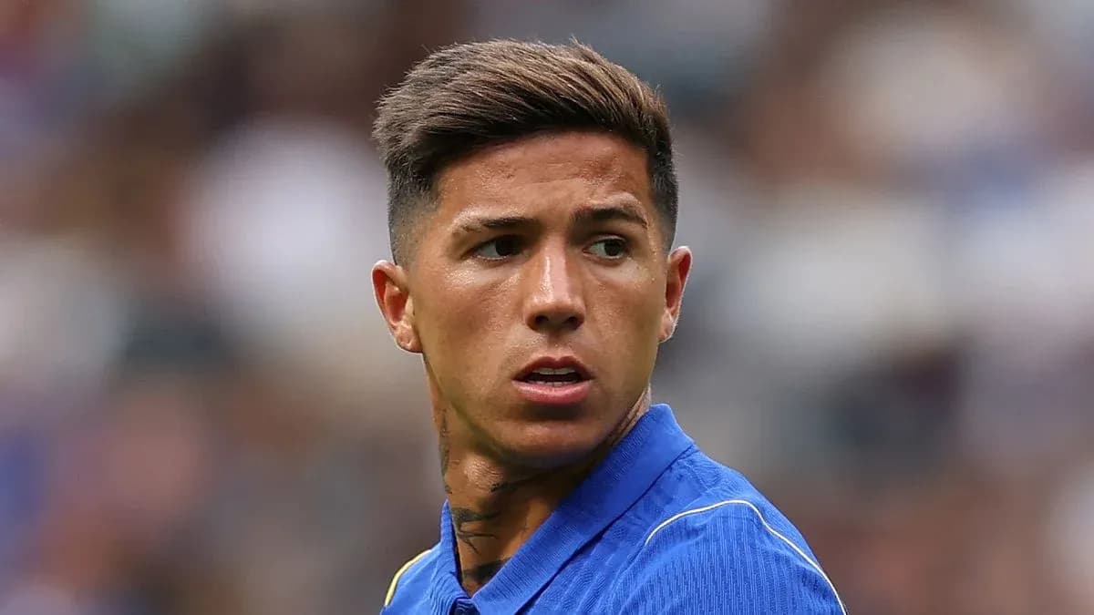 Jugador en uniforme azul mirando hacia un lado Jugador en uniforme azul mirando hacia un lado