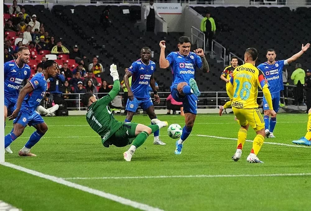 Jugador de Cruz Azul en acción frente al portero Jugador de Cruz Azul en acción frente al portero