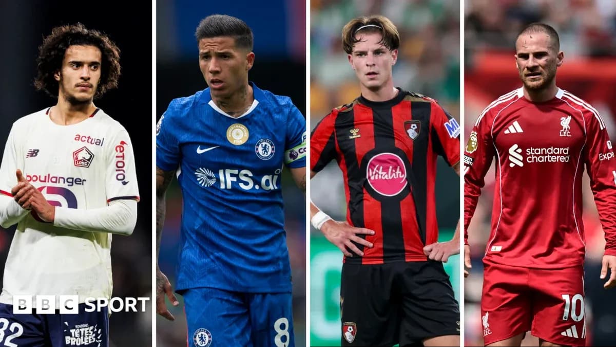 Cuatro jugadores de fútbol en diferentes uniformes Cuatro jugadores de fútbol en diferentes uniformes
