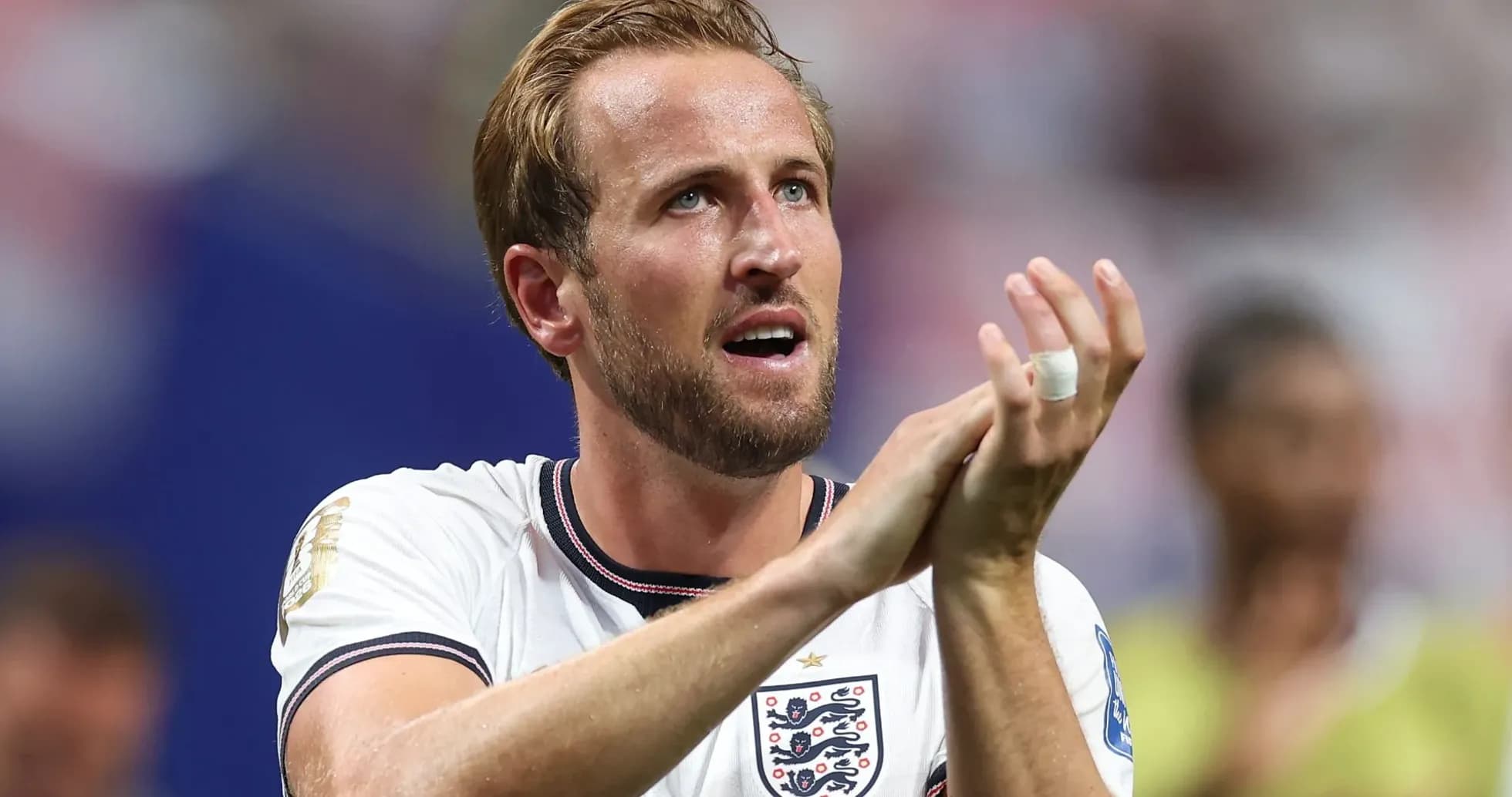 Jugador aplaudiendo tras el partido con Inglaterra Jugador aplaudiendo tras el partido con Inglaterra