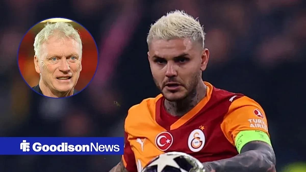 Jugador de Galatasaray con balón en el campo Jugador de Galatasaray con balón en el campo