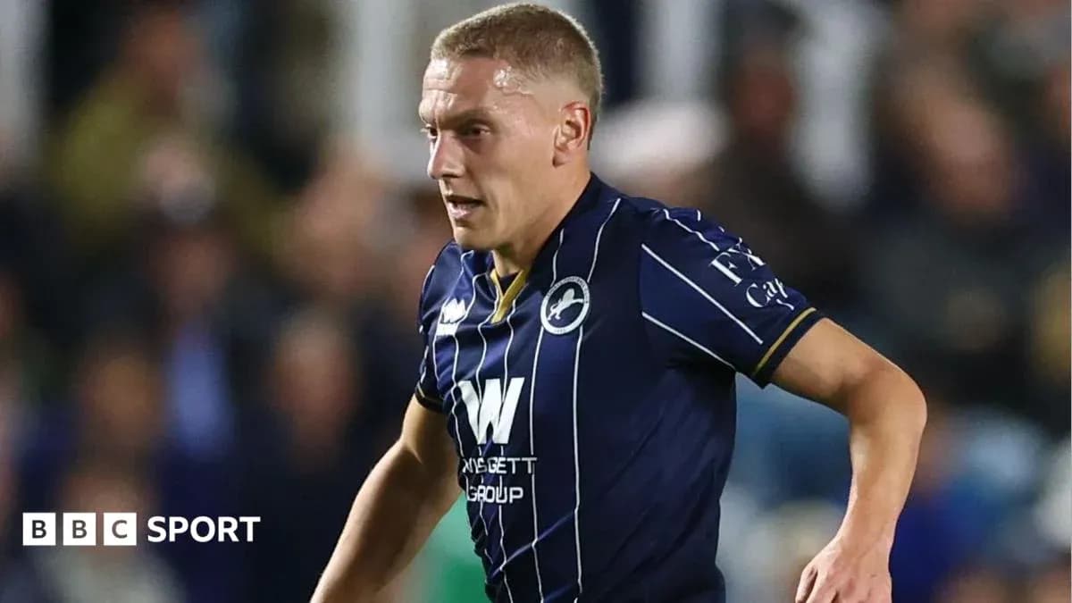 Jugador corriendo con camiseta de Millwall en partido Jugador corriendo con camiseta de Millwall en partido