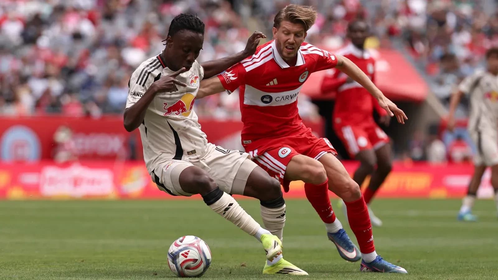 Jugador del New York Red Bulls y Chicago Fire en acción Jugador del New York Red Bulls y Chicago Fire en acción