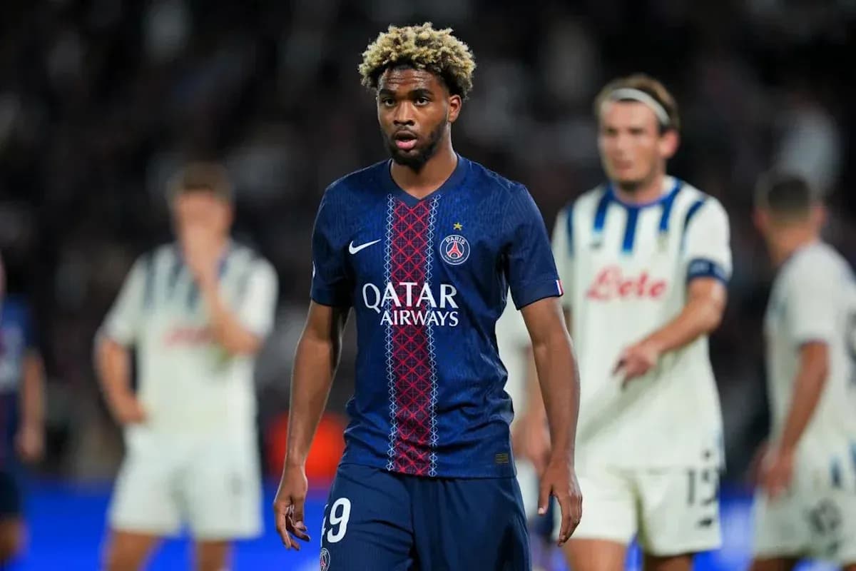 Jugador del PSG caminando durante un partido Jugador del PSG caminando durante un partido