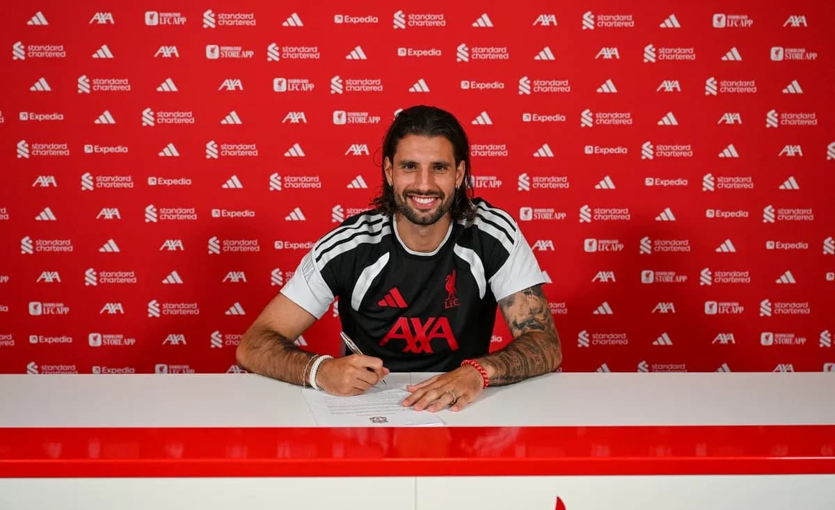 Jugador firmando contrato en rueda de prensa Jugador firmando contrato en rueda de prensa